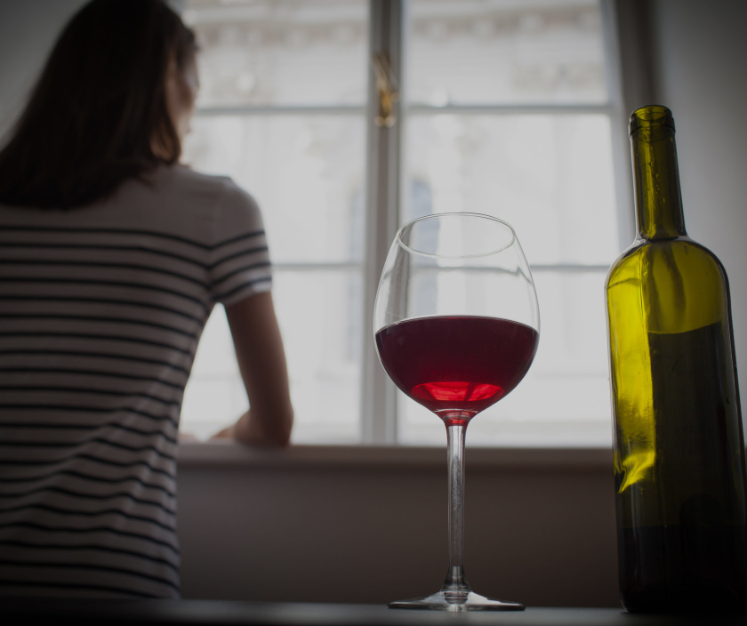 бокал вина на столе